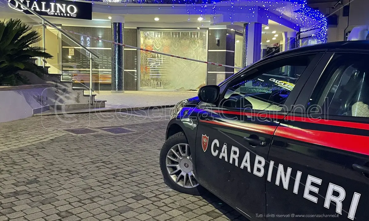Bomba a Rose davanti a un negozio di calzature: indagano i carabinieri
