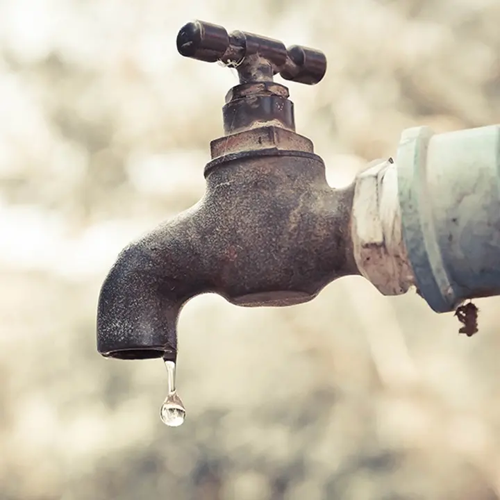 Mussano senz'acqua. La rabbia dei residenti: «Le bollette arrivano ma i rubinetti sono secchi»