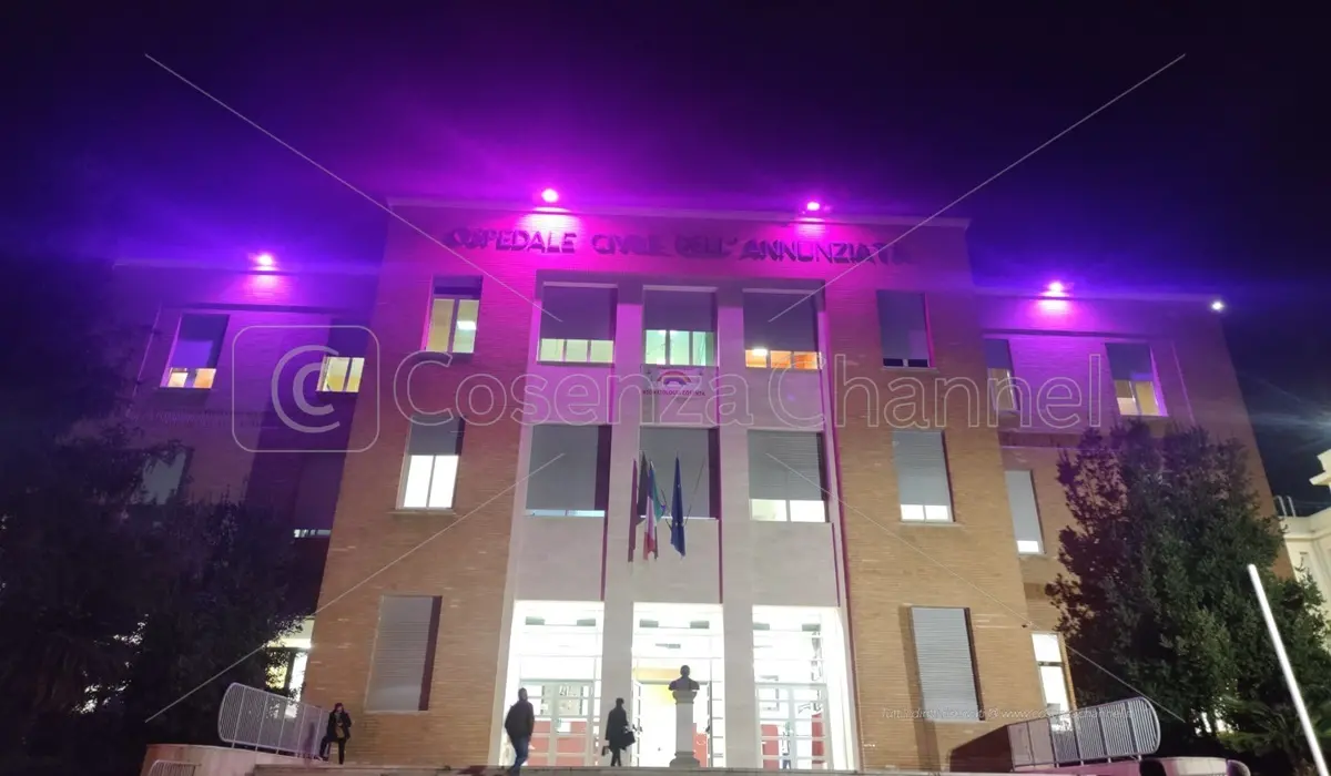 L'ospedale di Cosenza si colora di viola per celebrare la Giornata mondiale della prematurità