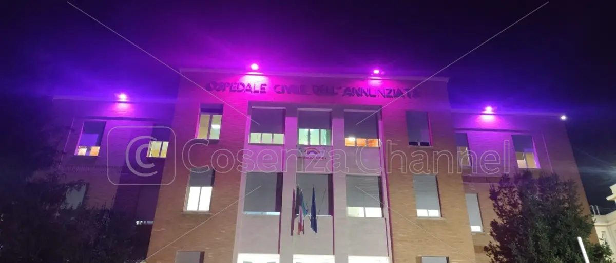 L'ospedale di Cosenza si colora di viola per celebrare la Giornata mondiale della prematurità