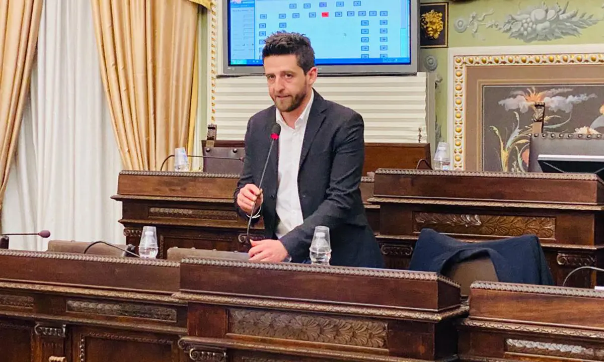 Corigliano-Rossano, bufera in Consiglio. Stasi contrattacca: «Vecchi lupi spelacchiati che non sanno fare i conti»