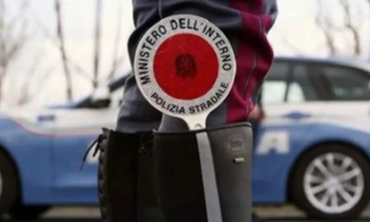 La Polizia stradale festeggia 75 anni: a Cosenza un incontro con gli studenti dell'Istituto \"Monaco\"