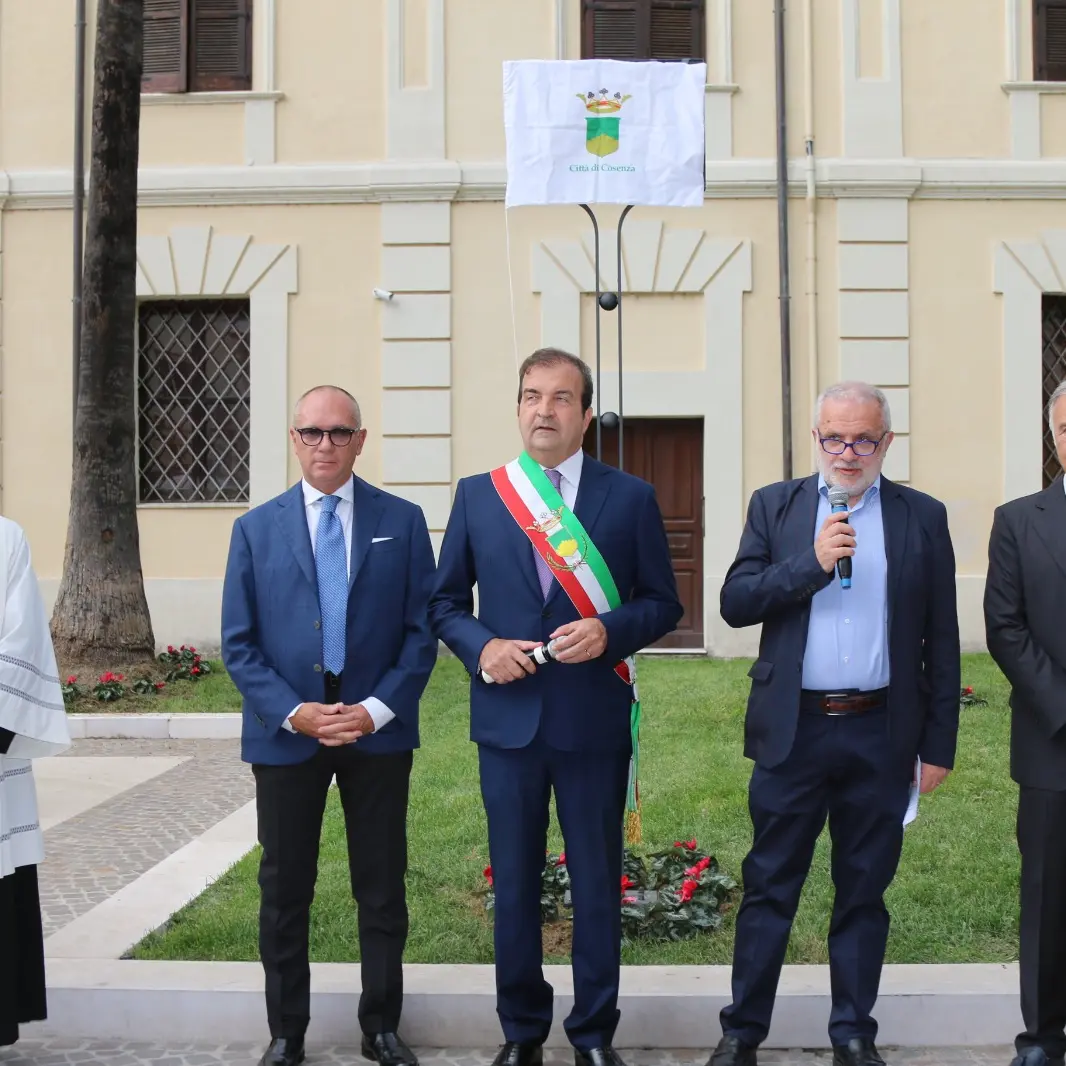 Cosenza ha una nuova piazza. E' intitolata all'avvocato Giuseppe Carratelli