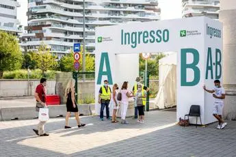 Terza dose vaccino Covid da oggi ai fragili, le ipotesi in campo