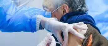 Terza dose vaccino Covid, Pregliasco: \"A tutti con colpo coda virus\"