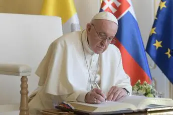 Papa: \"Alcuni mi volevano morto, preparavano già il Conclave\"