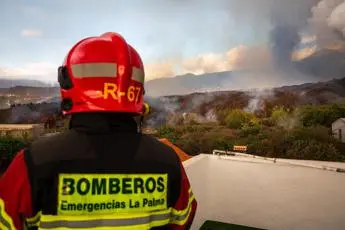 Canarie, eruzione vulcano Cumbre Vieja continua: 6mila evacuati