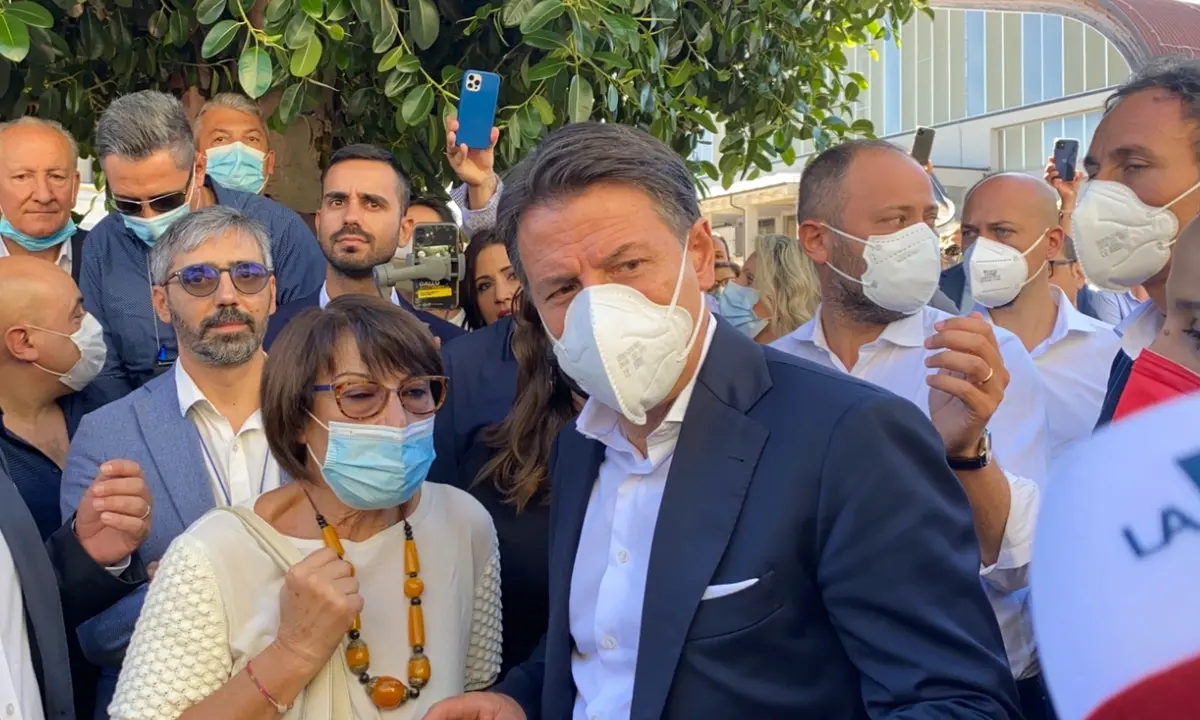 Conte contro gli scippi al Sud, l’arrivo a Corigliano Rossano