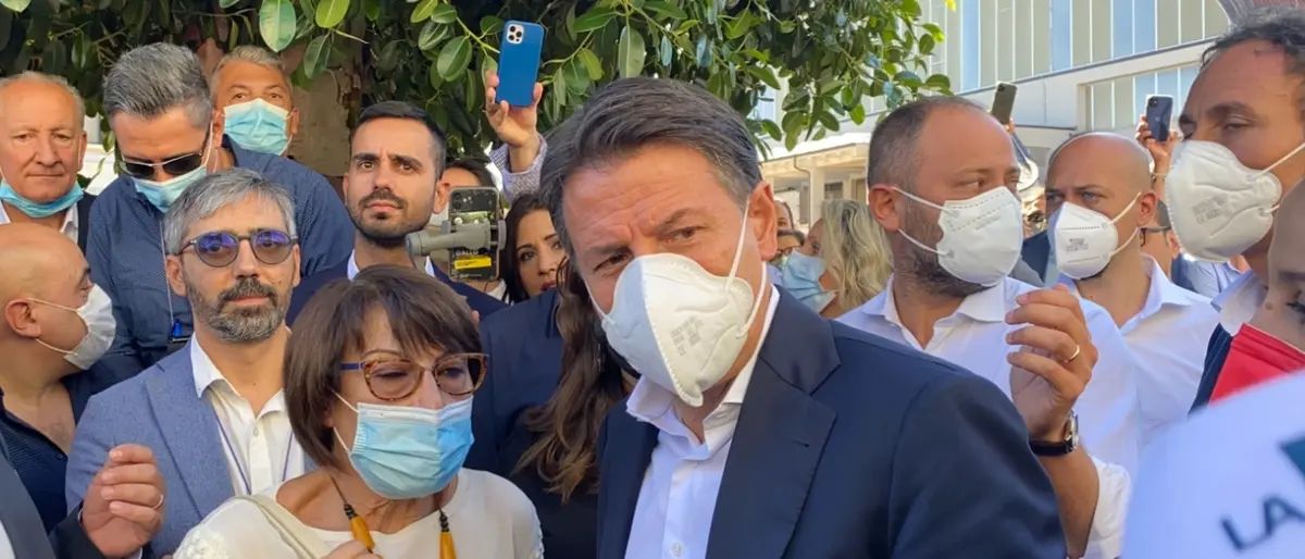 Conte contro gli scippi al Sud, l’arrivo a Corigliano Rossano