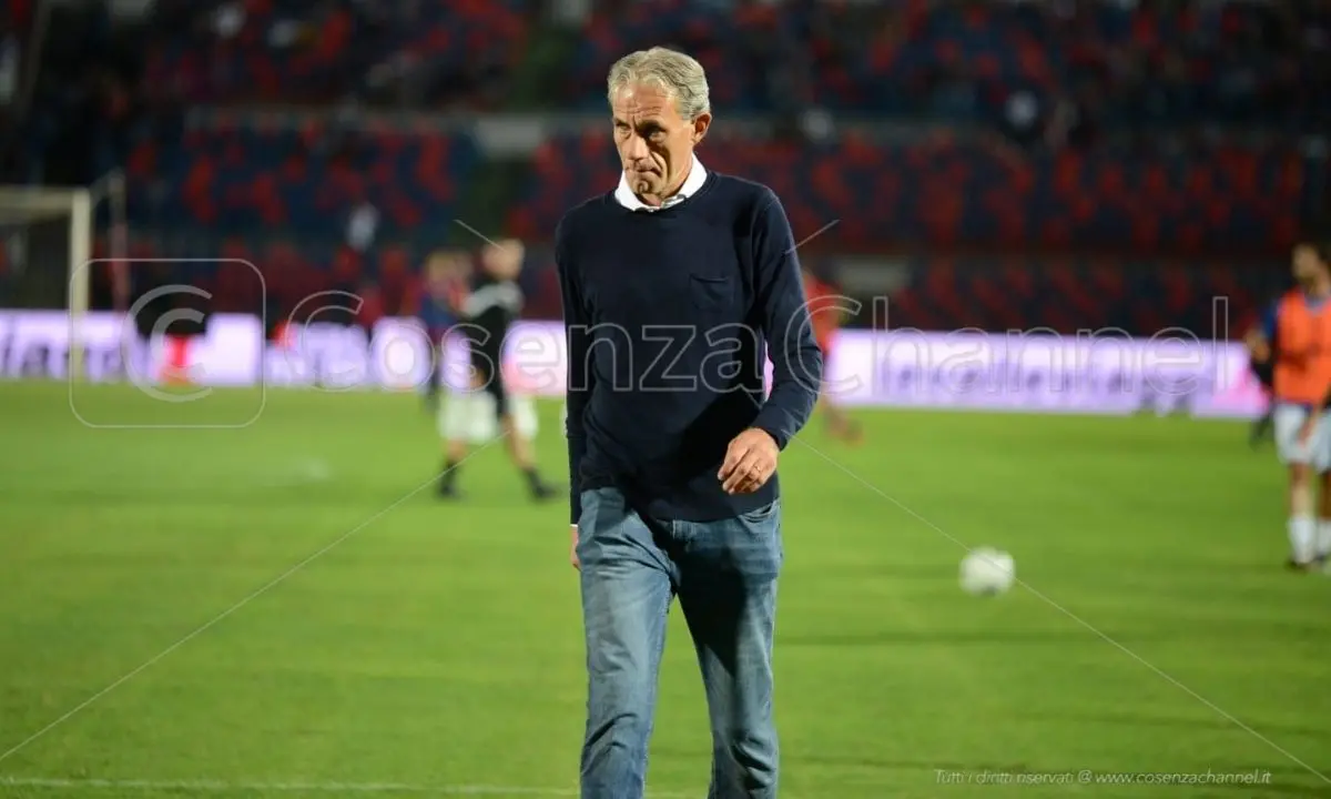 Zaffaroni in sala stampa: «Cosenza, è una vittoria di carattere»