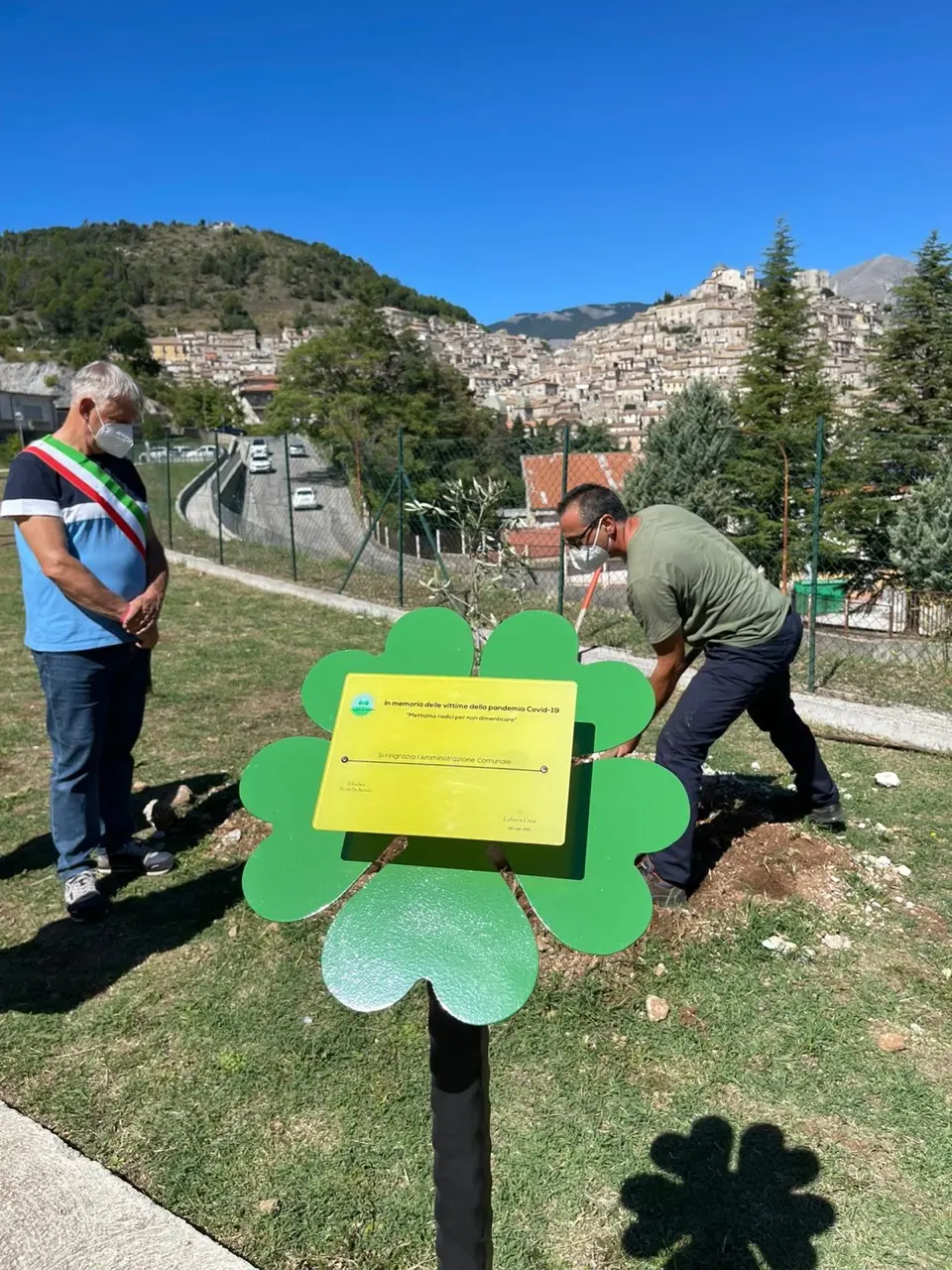 Piantumato ieri l’albero del ricordo in memoria delle vittime del covid