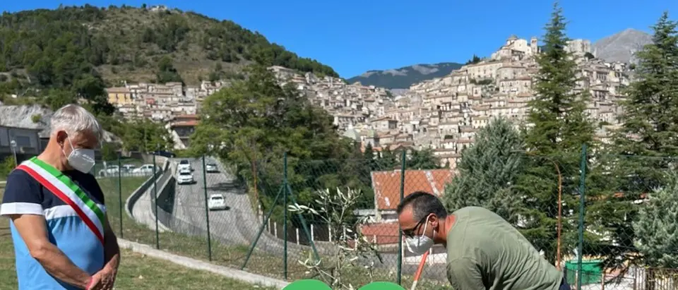 Piantumato ieri l’albero del ricordo in memoria delle vittime del covid