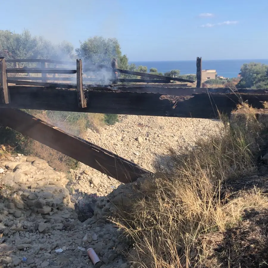 Cariati, a fuoco il pontile in legno che conduce alla Tomba Brettia