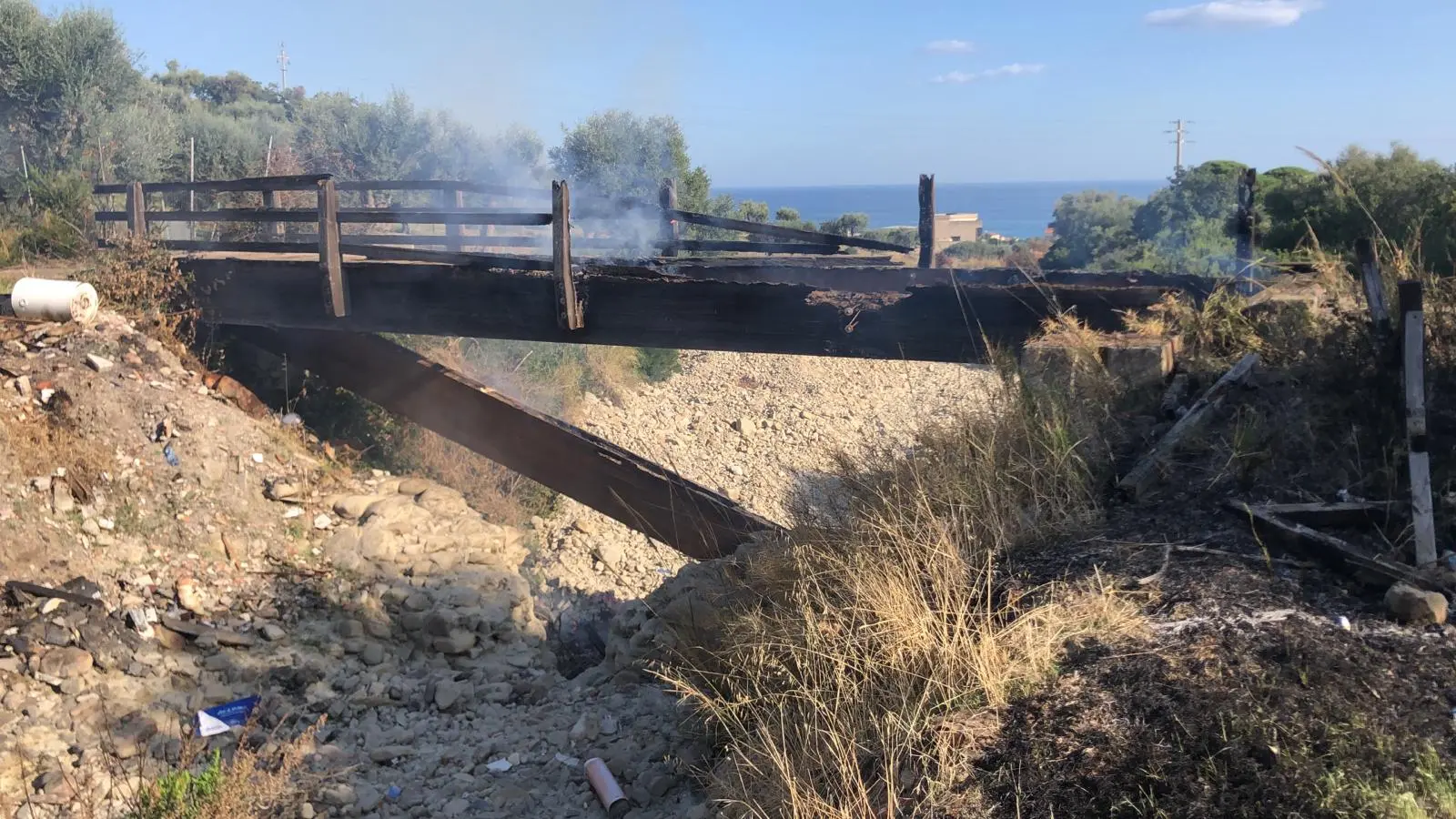 Cariati, a fuoco il pontile in legno che conduce alla Tomba Brettia