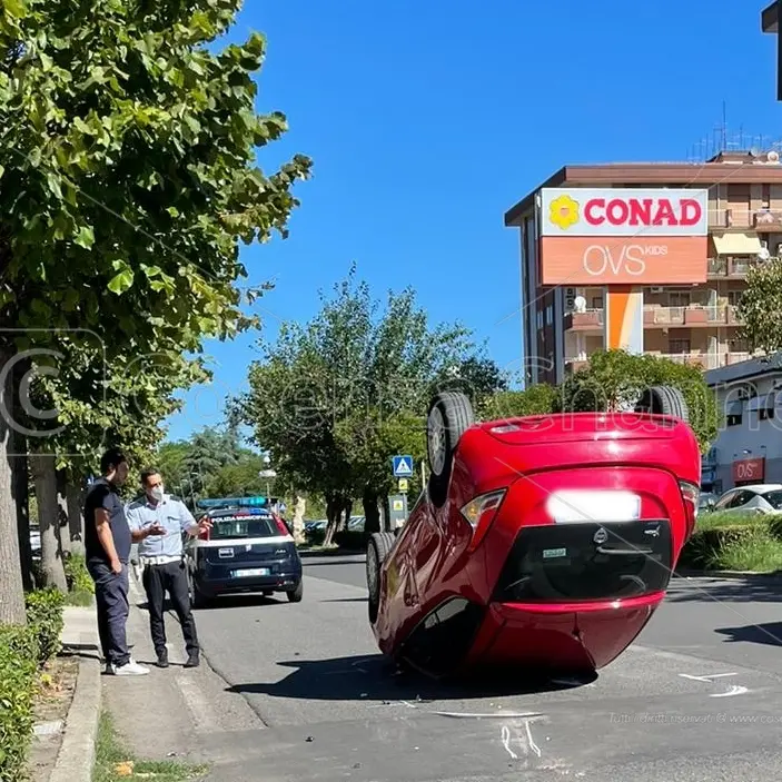 Rende, ancora un incidente: auto si ribalta in via Verdi