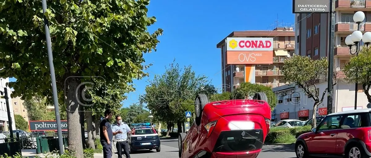 Rende, ancora un incidente: auto si ribalta in via Verdi