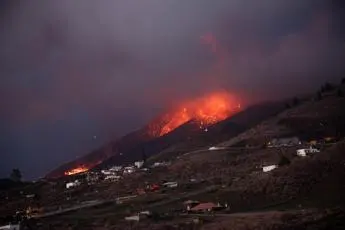 Eruzione La Palma, nuova colata nella notte: distrutte centinaia di case