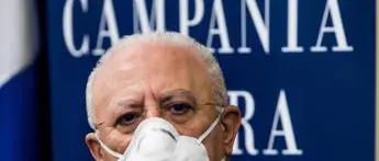 Vaccino Covid, De Luca: \"Farò terza dose, basta imbecillità\"