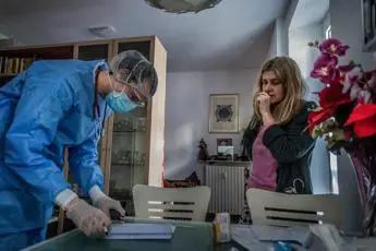 Covid, Ema: \"In sviluppo cure antivirali in pillola da usare a casa\"