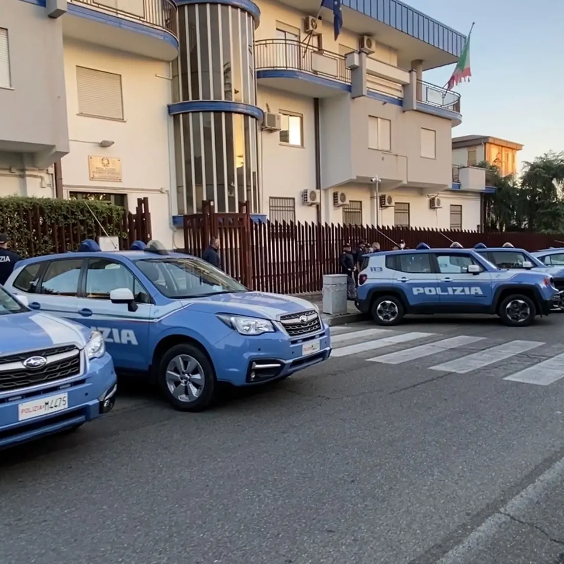 Corigliano Rossano, la polizia salva un uomo da intenti suicidi