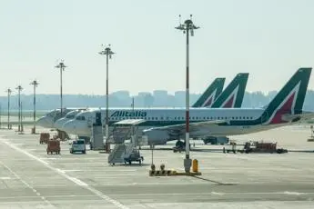 Alitalia, manifestanti bloccano autostrada Roma-Fiumicino: traffico in tilt