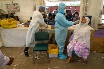 Covid oggi India, quasi 30mila contagi e 300 morti in 24 ore