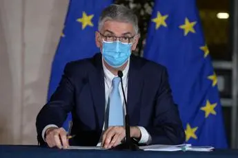 Covid oggi Italia, Brusaferro: \"Curva in decrescita tranne sotto i 9 anni\"