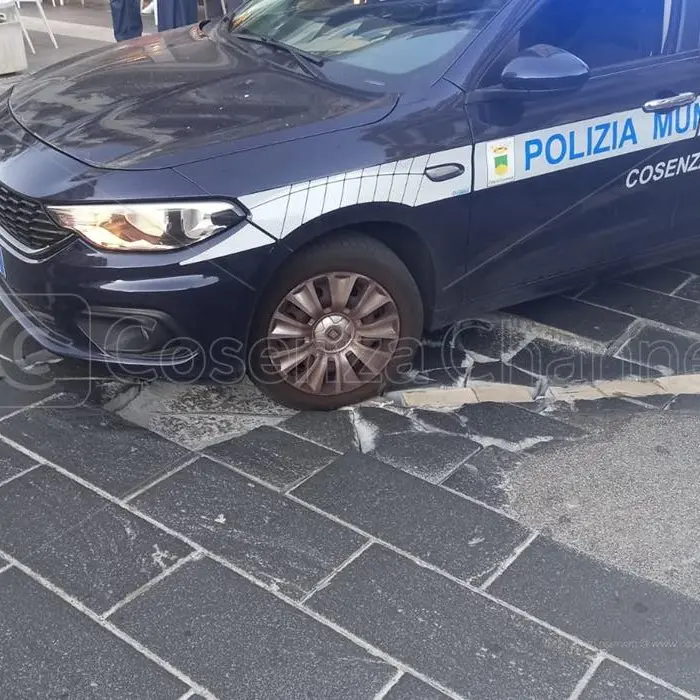 Piazza Bilotti, cede la pavimentazione: disagi per gli autobus