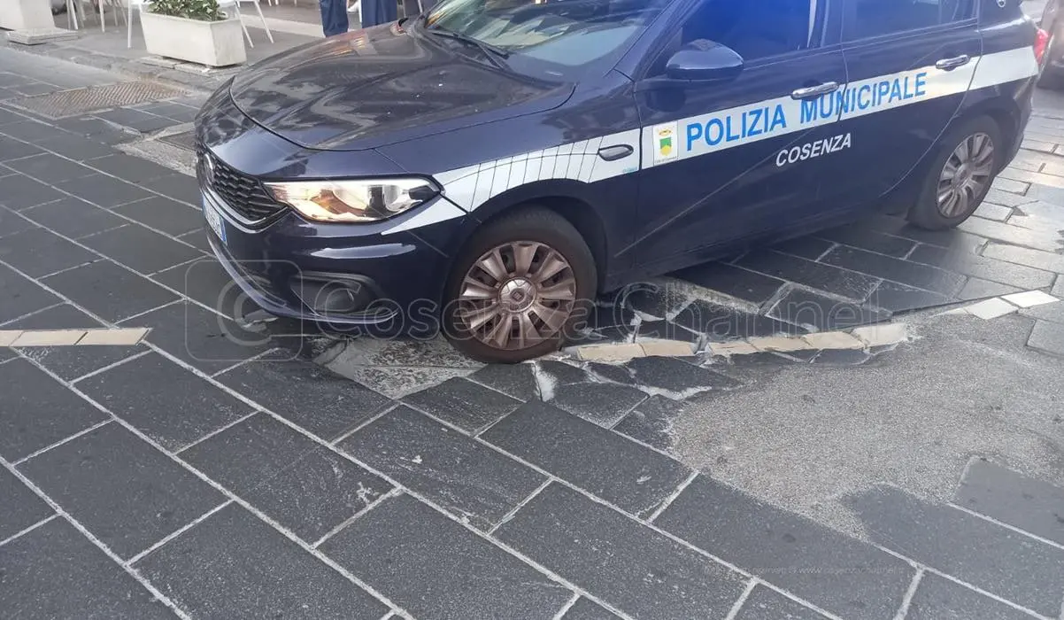 Piazza Bilotti, cede la pavimentazione: disagi per gli autobus