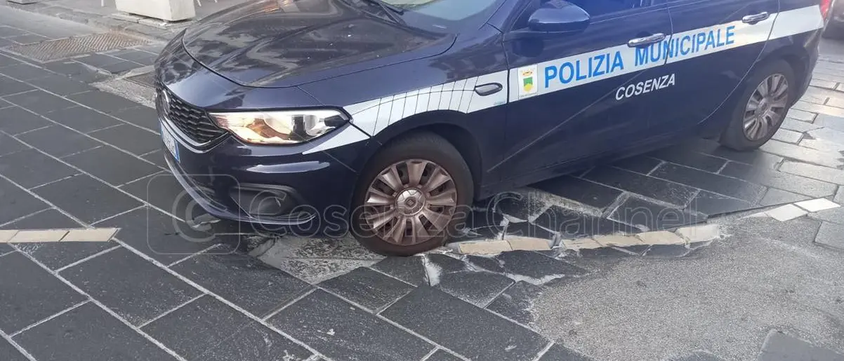 Piazza Bilotti, cede la pavimentazione: disagi per gli autobus