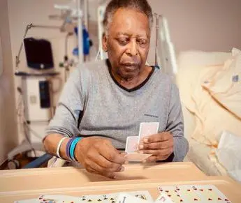 Pelé in ospedale: sta meglio, la foto sui social