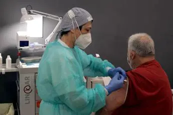 Covid Italia, via libera a terza dose vaccino: chi deve farla