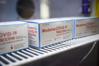 Vaccino Moderna, Ema: \"Al via revisione su terza dose a over 12\"