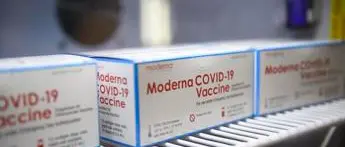 Vaccino Moderna, Ema: \"Al via revisione su terza dose a over 12\"