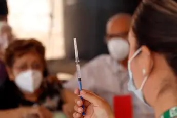 Terza dose al via per anziani, Rsa e sanitari over 60