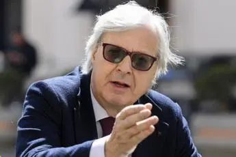 Morisi indagato, botta e risposta Sgarbi-Fedez