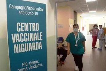 Vaccino Covid, lo studio: dopo 6 mesi anticorpi calano ma proteggono