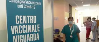Vaccino Covid, lo studio: dopo 6 mesi anticorpi calano ma proteggono