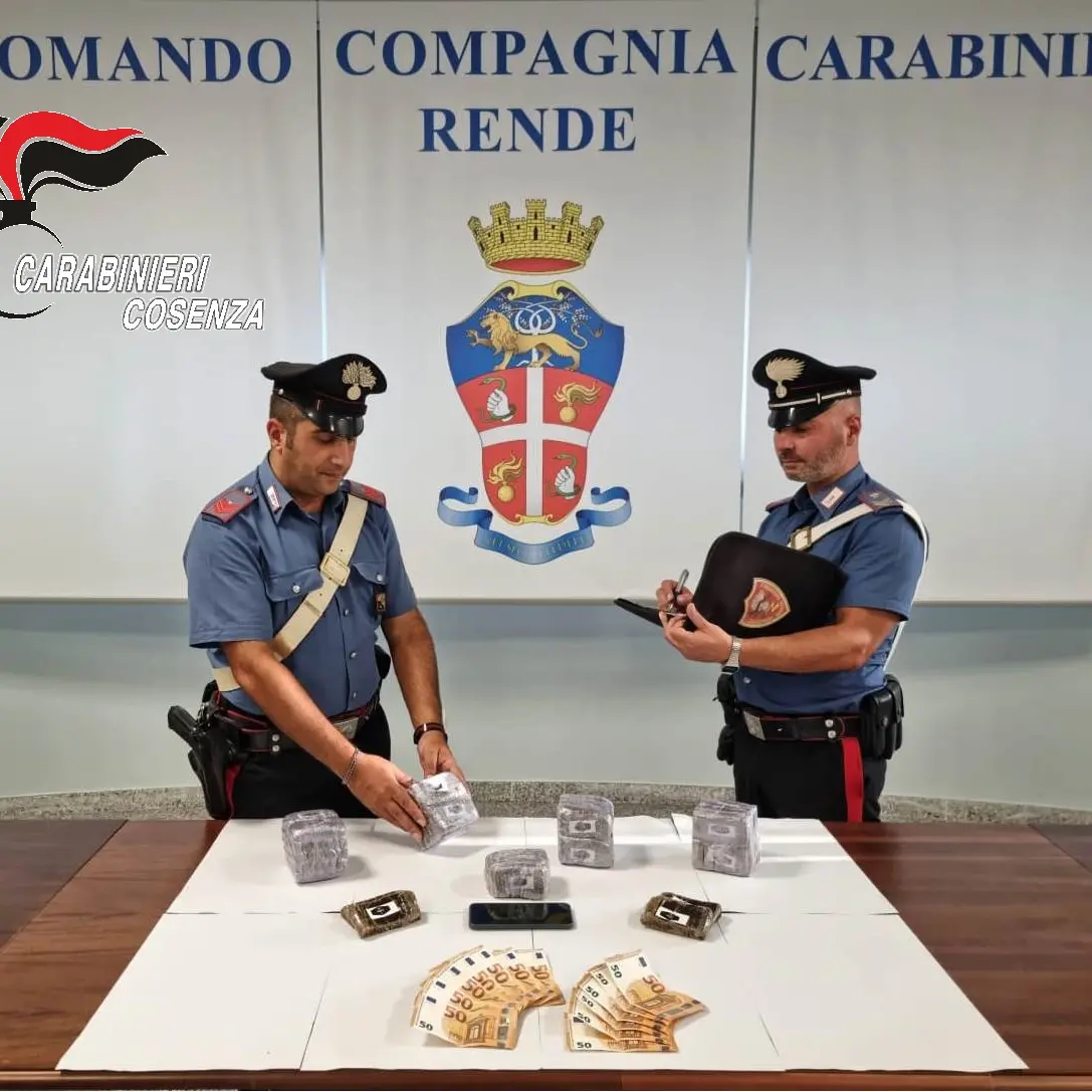 Portavano la droga da Cosenza, i carabinieri arrestano due persone a Rende