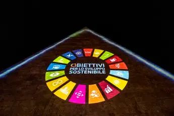 Acea illumina la Piramide Cestia con i simboli degli Obiettivi dell'Agenda 2030