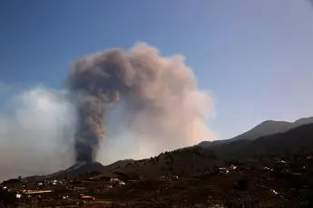 Canarie, eruzione vulcano: paura per gas tossici a La Palma