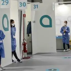 Vaccini Lazio, terza dose per 140mila over 80: prenotazione dalle 24
