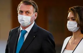 \"Fai vaccinare tuo marito\", il 'consiglio' di De Blasio alla moglie di Bolsonaro