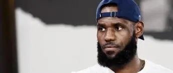 LeBron James annuncia: \"Ero scettico ma alla fine mi sono vaccinato\"