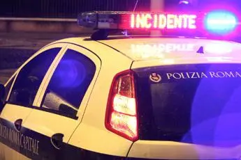 Roma, auto contro un palo: morto 22enne, gravi altri tre ragazzi