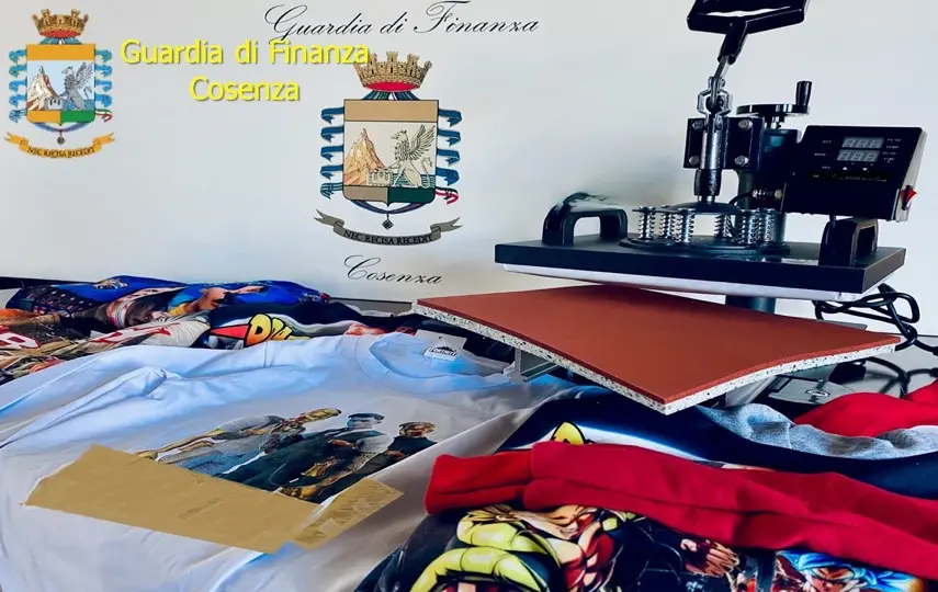 Cosenza, la Finanza sequestra una stamperia di prodotti falsi