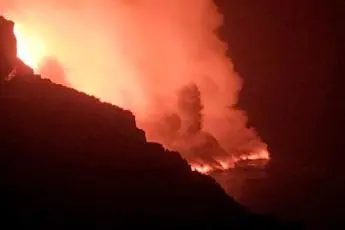 Canarie, eruzione vulcano Cumbre Vieja: lava in mare per 17 ettari