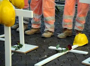 Incidente sul lavoro nel reggiano, operaio cade da impalcatura e muore