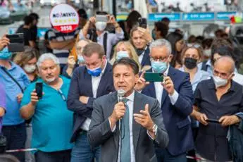 Conte: \"Draghi? Sbagliato pensare uomo solo al comando risolva problemi\"