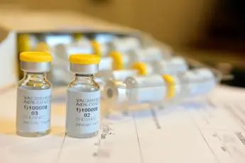 Vaccino Johnson & Johnson e AstraZeneca, nuovi rischi trombosi in 'bugiardino'